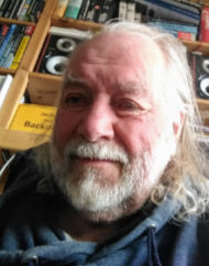 Alter Jungserzieher erzieht schlanke Jungs und bittet solvente Eltern und Alleinerziehende zu helfen